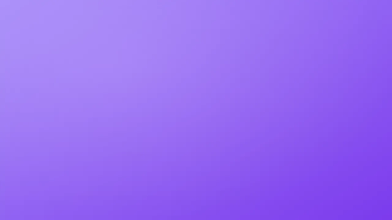 Prázdný řečnický pult v jediném teplém kuželu světla, čelem k řadám tmavých, neobsazených sedadel.